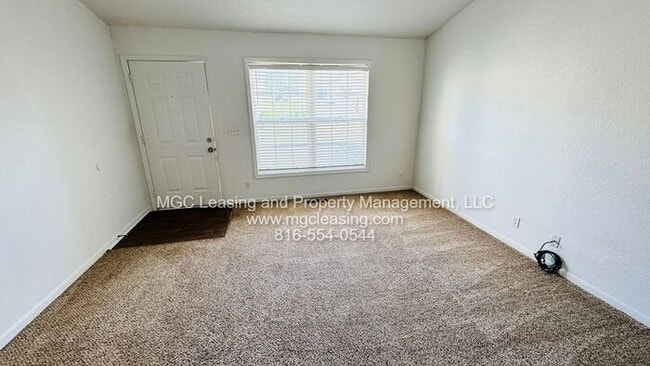 Building Photo - 3 bedroom Duplex with unique floor plan in...