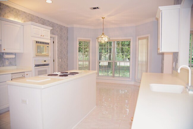 Building Photo - Executive Lakeview Home in Gated Windward Community!