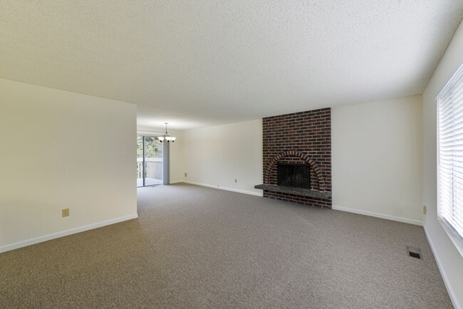 Building Photo - Remodeled  House - 4 Bed 2 Bath - Renton