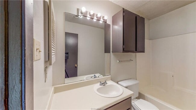 Building Photo - 725 Peppertree Dr