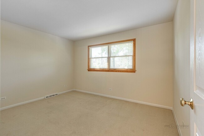 Building Photo - 317 E Valley Ln