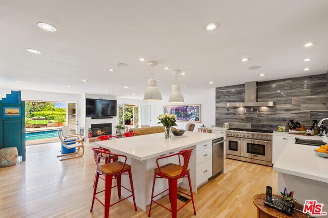Building Photo - 7122 Dume Dr