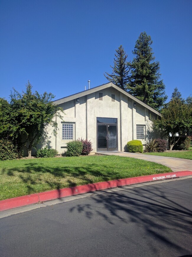 Building Photo - Townhouse in a gated community near Creeks...