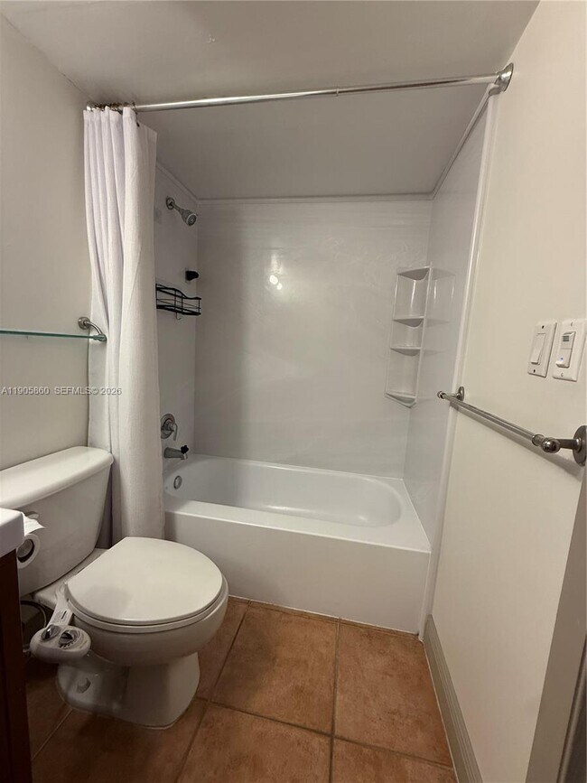 Building Photo - 540 Brickell Key Dr