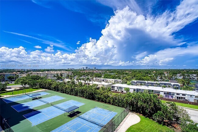 Building Photo - 2500 Parkview Dr