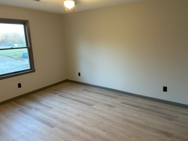 Building Photo - NEWLY RENOVATED Ground Level Apartment in ...