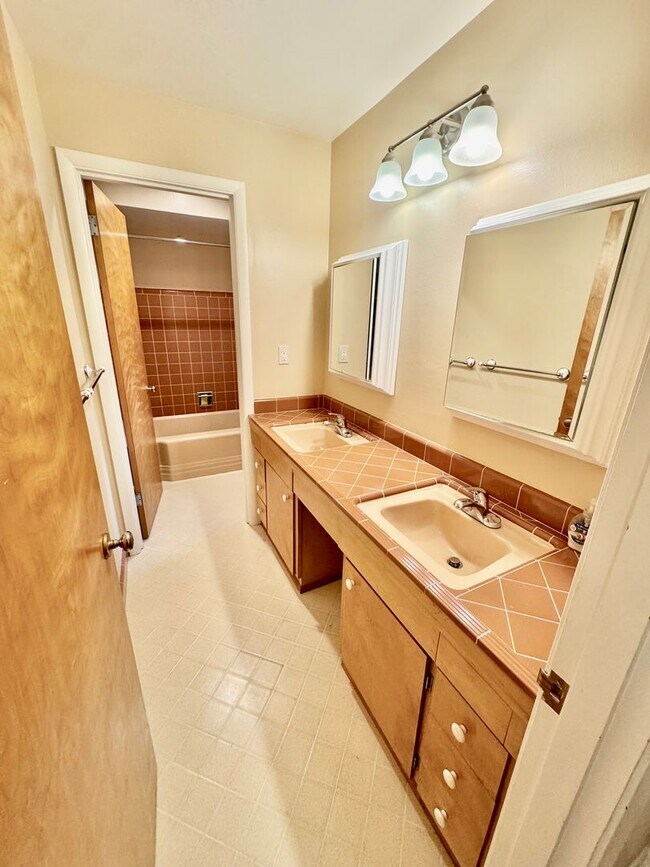 Building Photo - Large Mid-Century Home in Magnolia!