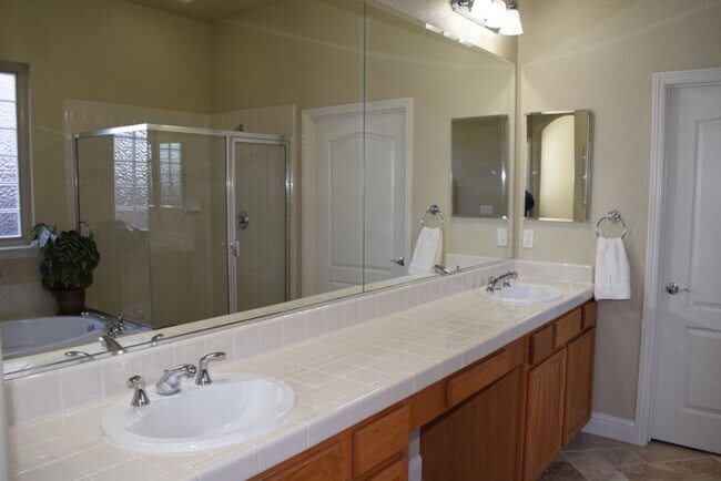 Building Photo - 2768 Westview Dr