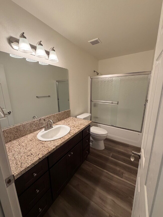 Building Photo - Charming 2-Bed, 2-Bath Haven in Merced!