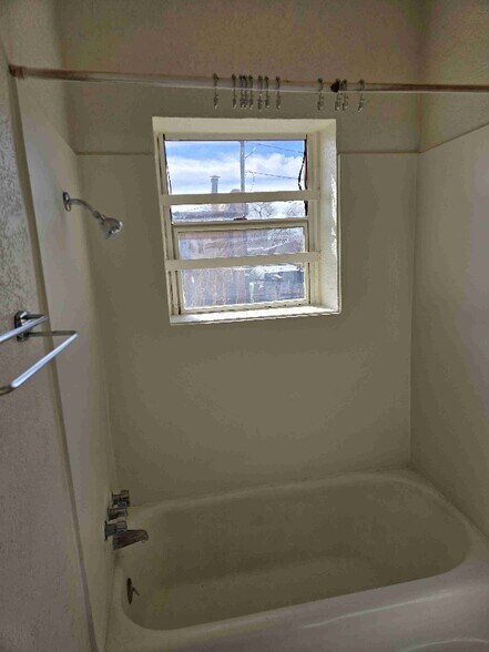 Building Photo - 707 12th St SW