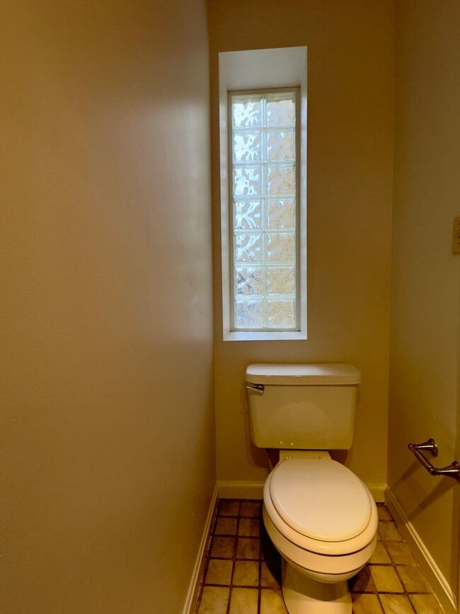 Building Photo - Charming 2-Bedroom Townhome with Modern Co...