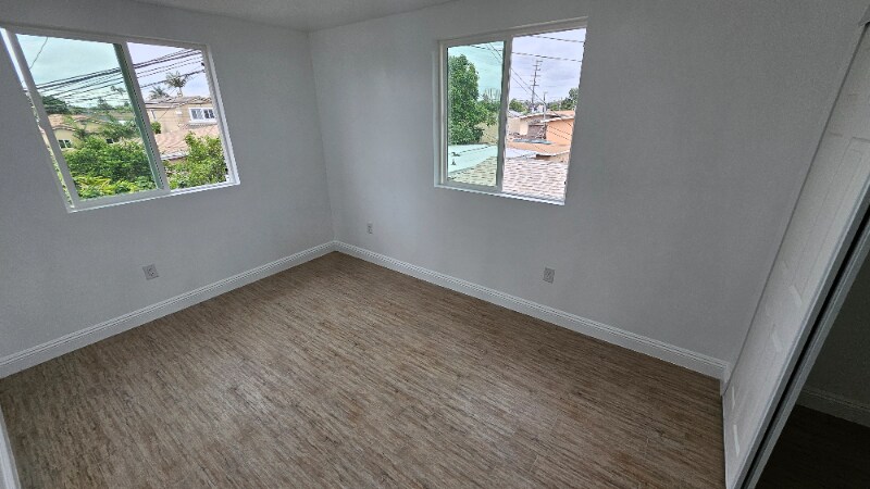 Building Photo - 711 N Sloan Ave