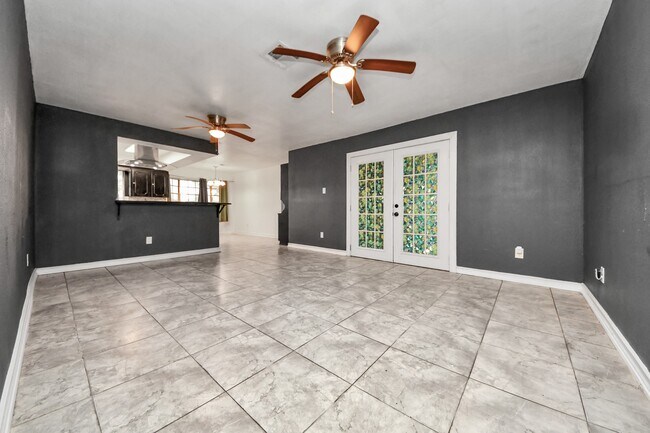 Building Photo - 5001 Glenhaven Dr