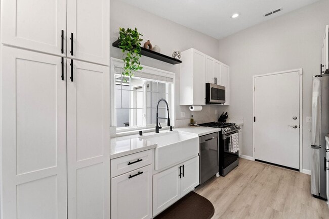 Building Photo - 2039 Waterbury Dr