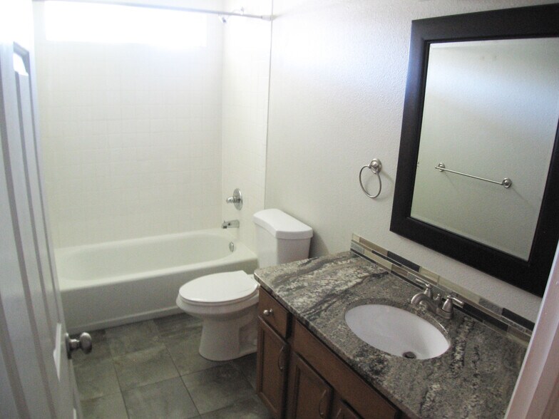 Building Photo - 778 Jade Ln