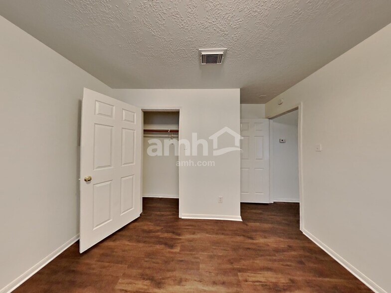 Building Photo - 622 Oak Hill Dr