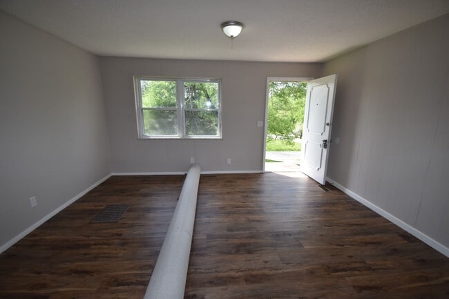 Building Photo - 3 Bedroom 1 Bath Home For Rent Near Heritage Park!