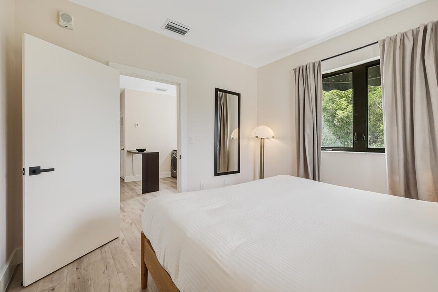 Building Photo - 3031 NE 4th Ave