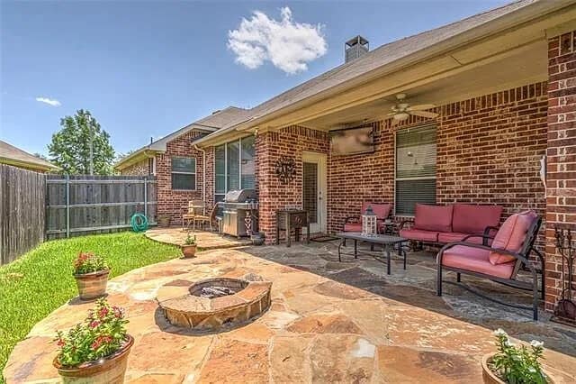 Covered patio & fireplace - 2684 Britany Cir