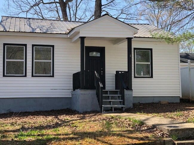 Building Photo - 8 Circle Dr