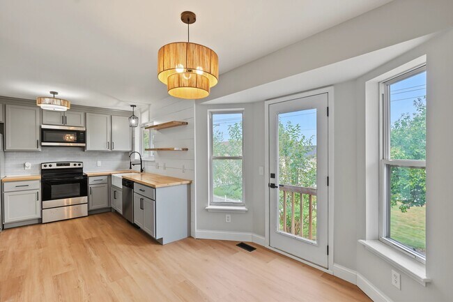 Building Photo - 2949 White Stable Dr