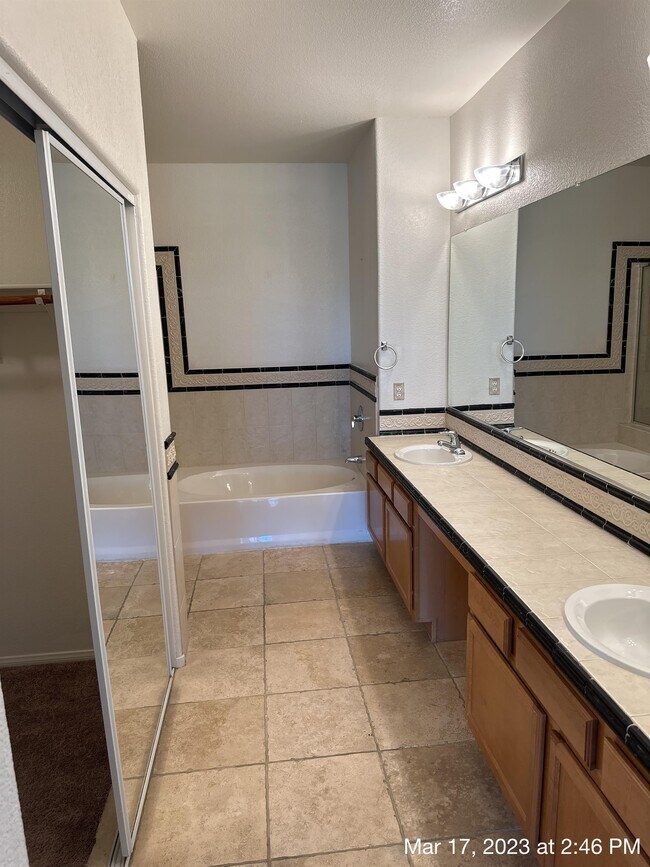 Building Photo - 664 Peachy Canyon Cir