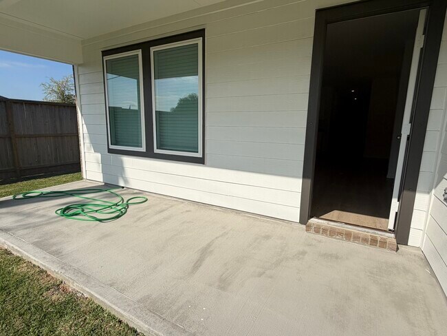 Building Photo - 523 Robin Ct