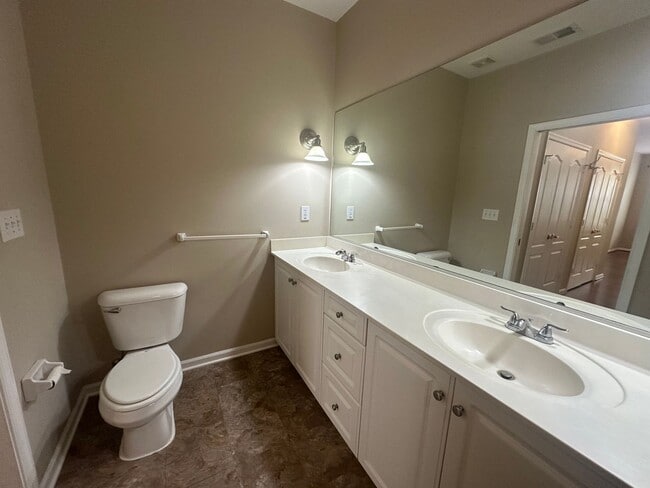 Building Photo - Beautiful townhouse style condo in Ridgely Manor - App Pending!