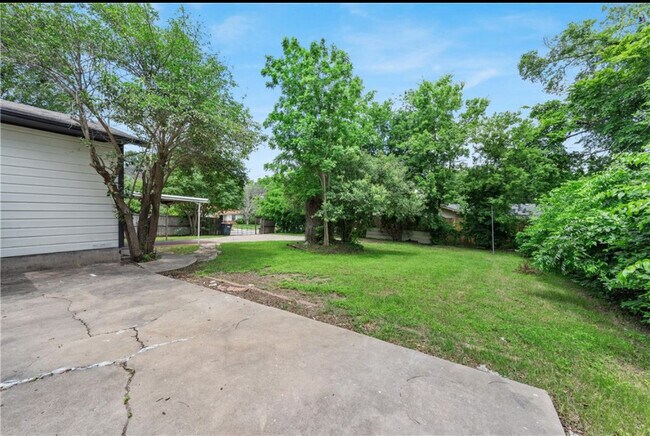 Building Photo - 1133 Lawrence Dr