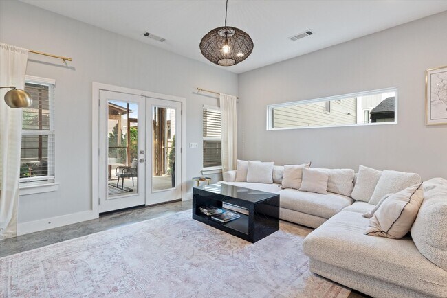 Building Photo - Beautiful Home in Nashville!