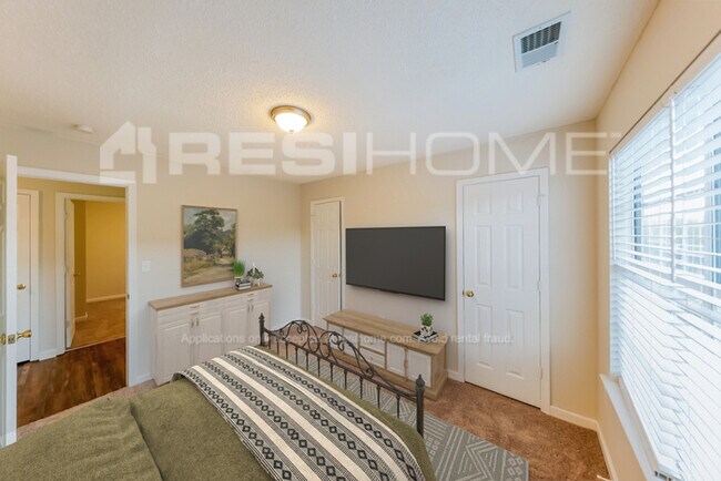 Building Photo - 1324 Royalty Dr