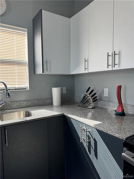 Building Photo - 2022 Summerland Ln