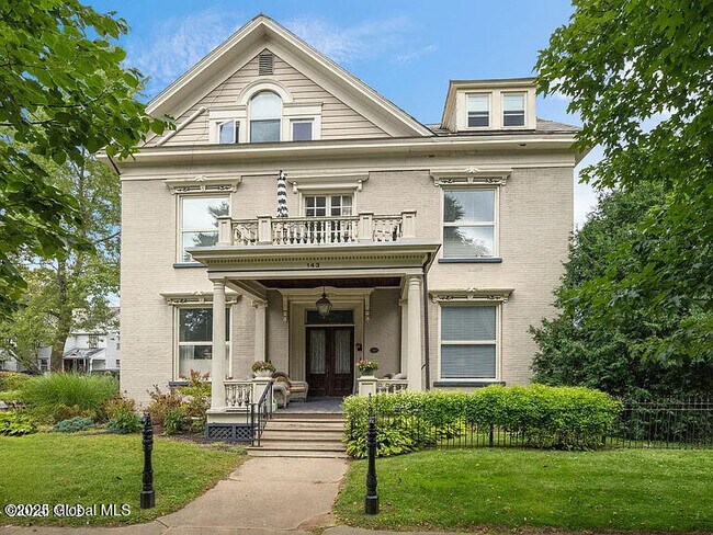Primary Photo - 143 Caroline St