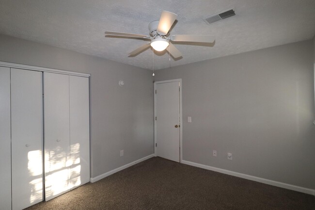 Building Photo - 320 Lakeview Dr