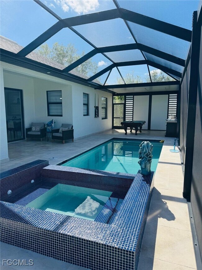 Building Photo - 505 E 8th St