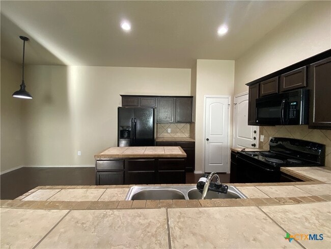 Building Photo - 688 Creekside Cir