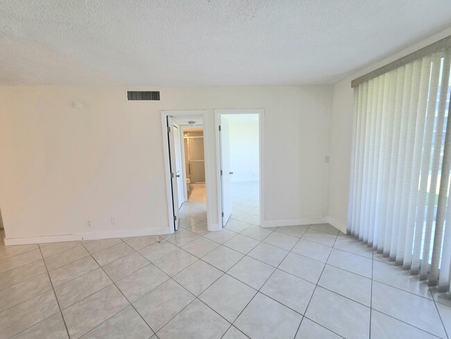 Building Photo - 3100 NE 48th Ct