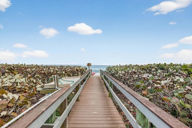 Building Photo - 9940 S Ocean Dr