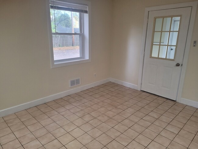 Building Photo - 552 Mendon Rd