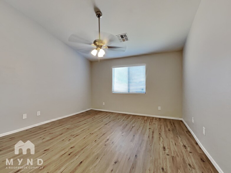 Building Photo - 5621 S 31st Dr