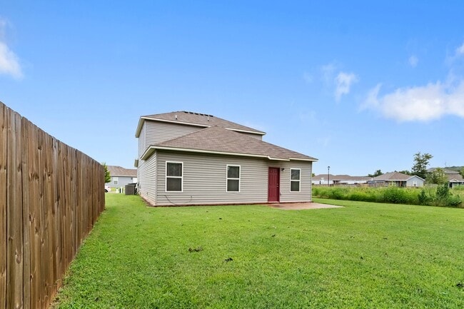 Building Photo - Beautiful home Located in desirable west Fayetteville neighborhood with playground