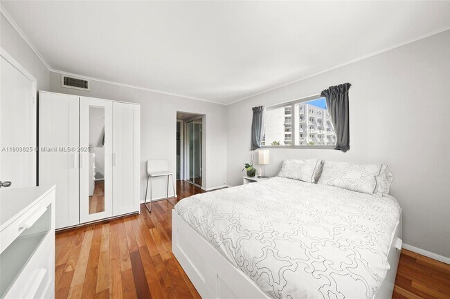 Building Photo - 1674 Bay Rd