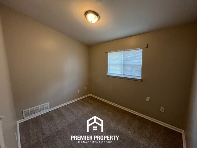 Building Photo - Charming 4BR/1BA Southwest Memphis Home | Vaulted High Ceilings & Large Fenced Yard