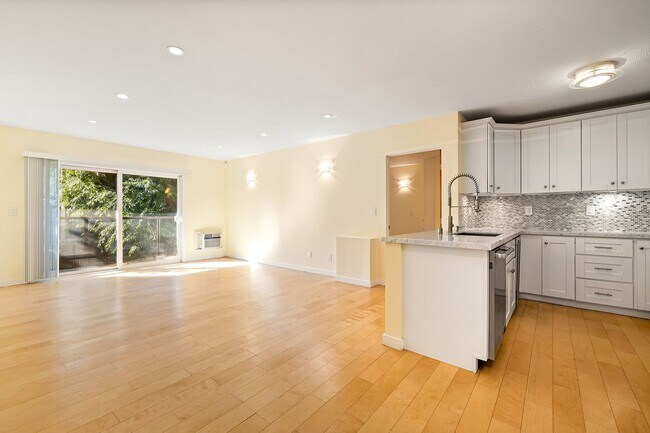 Primary Photo - Available after 6/20 - Newly Renovated Cod...
