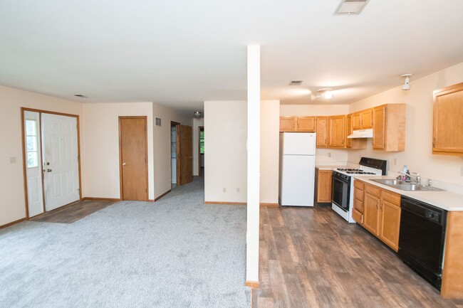 Building Photo - 2 bed 1 bath town-home in Chesterton
