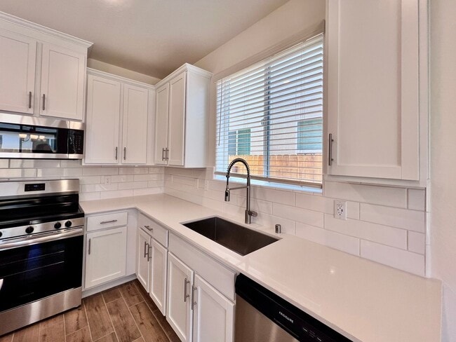 Building Photo - $2,550 Armstrong & Olive, 3 Bedroom - E. W...