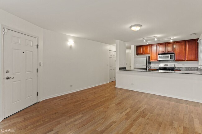 Building Photo - 645 W Elm St