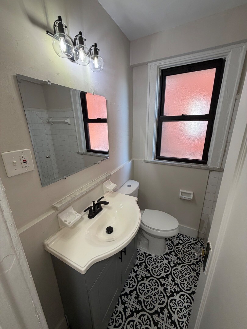 Building Photo - Charming 1 Bedroom ni CWE *1st Floor unit