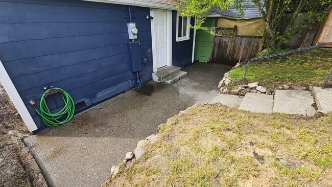 Building Photo - Cute 2-bed house,  Pet Friendly, Central location!