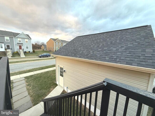 Building Photo - 60 Deerbrook Dr